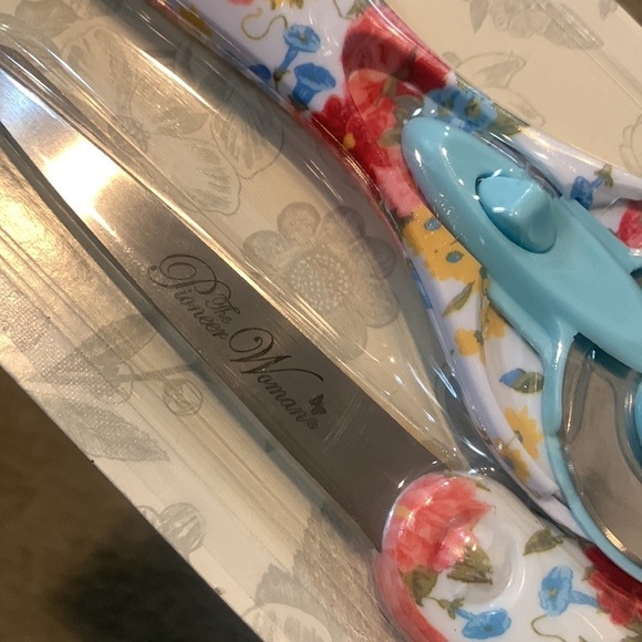 The Pioneer Woman Sweet Rose 45mm Rotary & 8" Fashion Scissors Set: New - Picture 6 of 7